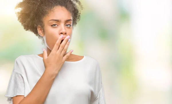 Mujer Afroamericana Joven Sobre Fondo Aislado Aburrido Bostezo Cansado Cubriendo — Foto de Stock