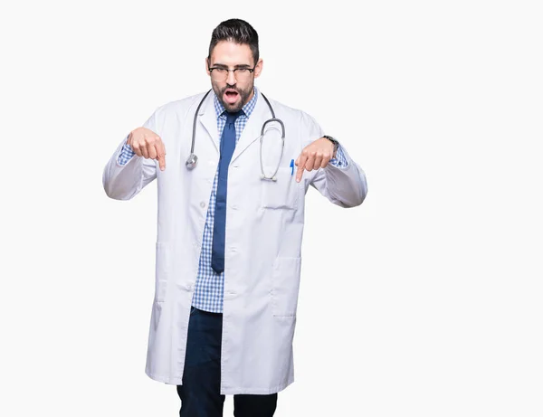 Guapo Joven Doctor Hombre Sobre Aislado Fondo Señalando Hacia Abajo — Foto de Stock