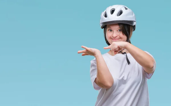 Kobieta Młody Rowerzysta Dorosłych Zespołem Downa Białym Tle Zdziwiony Uśmiecha — Zdjęcie stockowe