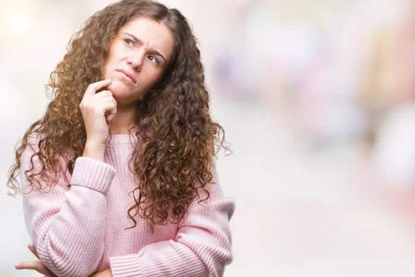 Bella Bruna Capelli Ricci Ragazza Che Indossa Maglione Invernale Rosa — Foto Stock