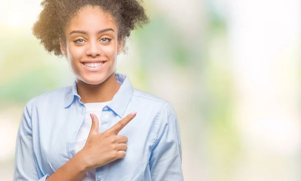 Unga Afro Amerikansk Kvinna Över Isolerade Bakgrund Glada Med Ett — Stockfoto