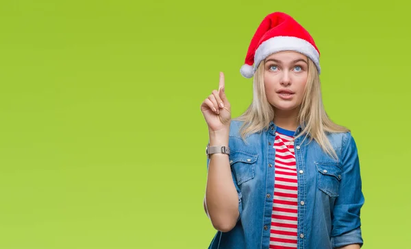 Junge Kaukasische Frau Mit Weihnachtsmütze Über Isoliertem Hintergrund Mit Erhobenem — Stockfoto