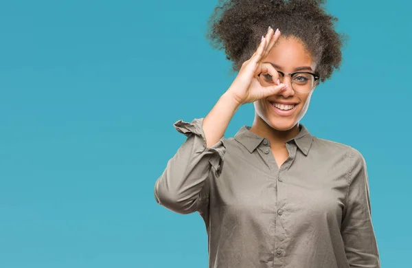 Mujer Afro Americana Joven Con Gafas Sobre Fondo Aislado Haciendo —  Fotos de Stock