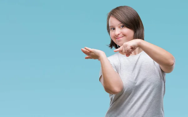 Giovane Donna Adulta Con Sindrome Sfondo Isolato Stupito Sorridente Alla — Foto Stock