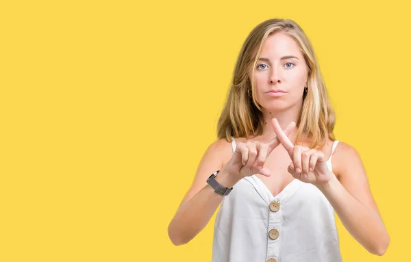 負の符号をやって分離背景除去式交差指の美しい若い女性 — ストック写真