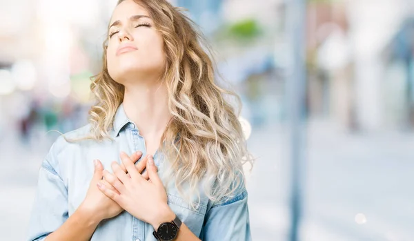 Bella Giovane Donna Bionda Sfondo Isolato Sorridente Con Mani Sul — Foto Stock