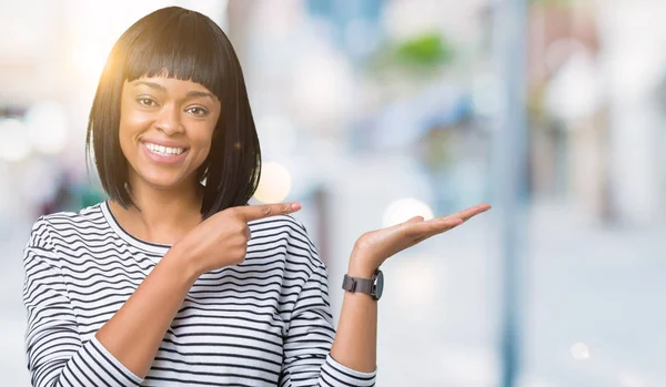 Mooie Jonge African American Vrouw Strepen Trui Dragen Geïsoleerde Achtergrond — Stockfoto