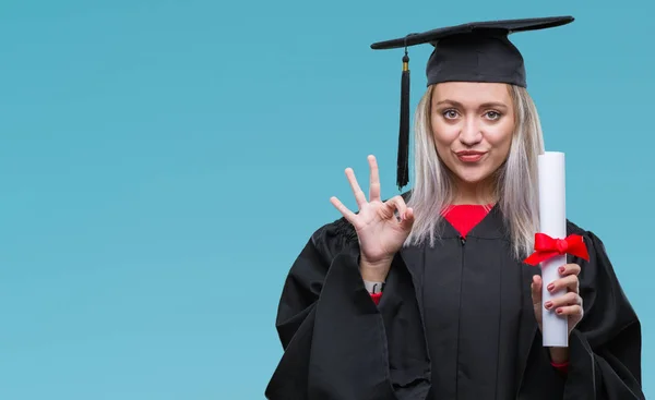 Joven Mujer Rubia Con Uniforme Graduado Sosteniendo Grado Sobre Fondo — Foto de Stock