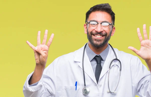 Adulto Ispanico Medico Uomo Sfondo Isolato Mostrando Indicando Con Dita — Foto Stock