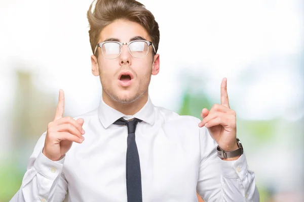 Jovem Homem Negócios Vestindo Óculos Sobre Fundo Isolado Espantado Surpreso — Fotografia de Stock