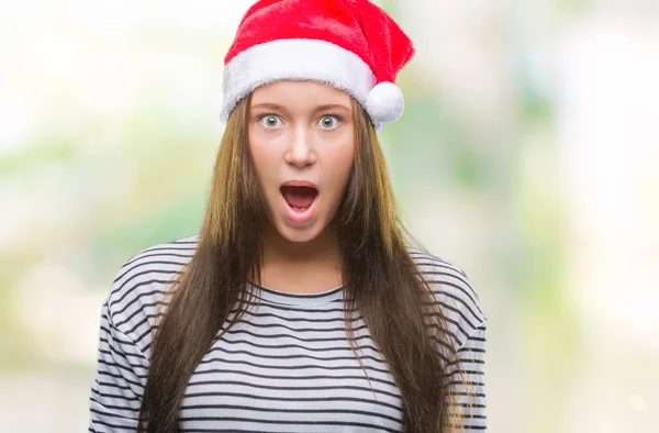 年轻美丽的白人妇女戴着圣诞节帽子在孤立的背景害怕和震惊的惊讶的表情 恐惧和兴奋的脸 — 图库照片