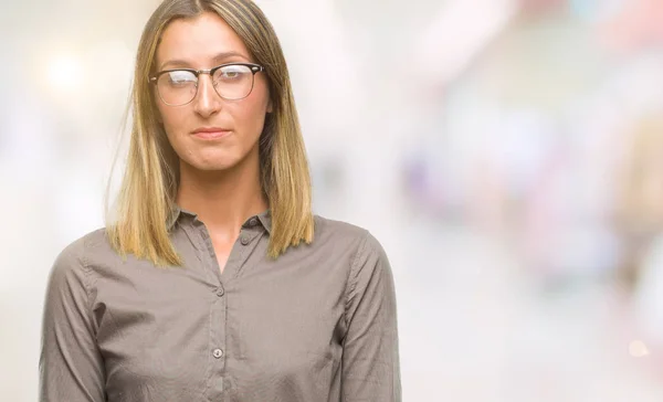 Jonge Mooie Vrouw Geïsoleerde Achtergrond Met Ernstige Uitdrukking Het Gezicht — Stockfoto