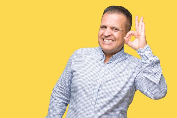 Homem Negócios Árabe Meia Idade Sobre Fundo Isolado Sorrindo Positivo — Fotografia de Stock