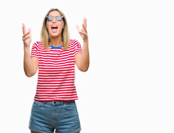 Mujer Hermosa Joven Con Gafas Sol Sobre Fondo Aislado Loco —  Fotos de Stock