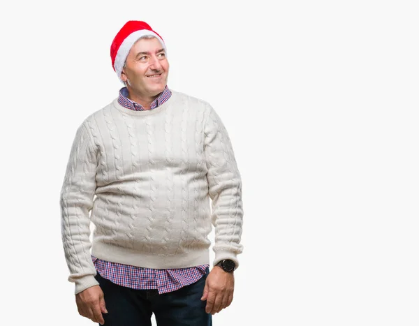 Bonito Homem Sênior Vestindo Chapéu Natal Sobre Fundo Isolado Olhando — Fotografia de Stock