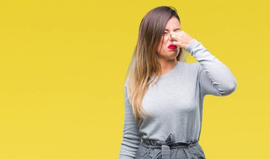 Bir şey pis ve iğrenç kokulu izole arka plan, dayanılmaz koku, holding nefes burun parmaklar ile genç güzel işçi iş kadını. Kötü kokuyor kavramı.