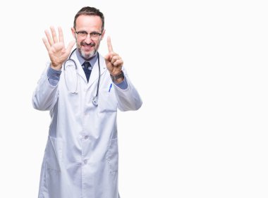 Gösterilen ve parmakları ile işaret Tıbbi üniforma izole geçmişi giyen orta yaş üst düzey ağarmış Doktor adam kendinden emin ve mutlu gülümseyerek süre 6 numara.