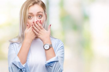 Genç Sarışın kadın izole arka plan ağız hata için elleriyle kapsayan şok yüzünden. Gizli kavramı.