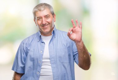 Gülümseyen izole arka plan üzerinde üst düzey yakışıklı el ve parmaklar ok işaretiyle yapıyor olumlu. Başarılı ifade.