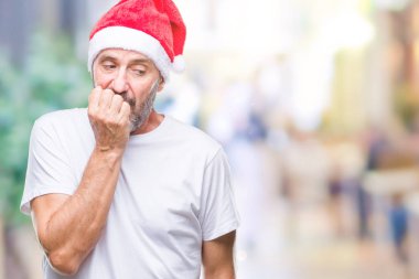 Orta yaş ağarmış üst düzey adam stresli ve gergin ile izole arka plan üzerinde Noel şapka giyen tırnak ısırma dudaklarından eller. Anksiyete sorunu.