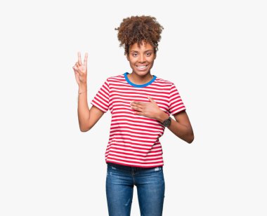 Güzel genç Afro-Amerikan kadın yüzünden izole arka plan Swearing göğüs ve parmaklar, el ile bir sadakat sözü yemin yapma