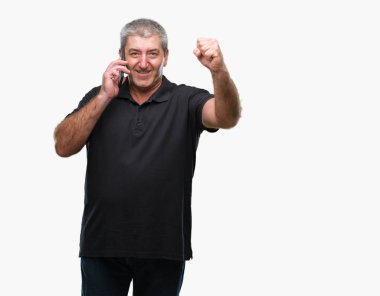 Üst düzey yakışıklı öfke kavram smartphone üzerinde izole arka rahatsız ve öfke, çılgın ve yükseltilmiş eliyle diye bağıran ile sinirli bağırarak konuşurken