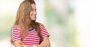 Üzerinde gülümseyen izole arka plan ikna tarafa geçti silah ile görünümlü ve kendine güvenen t-shirt giyen genç güzel esmer kadın çizgili