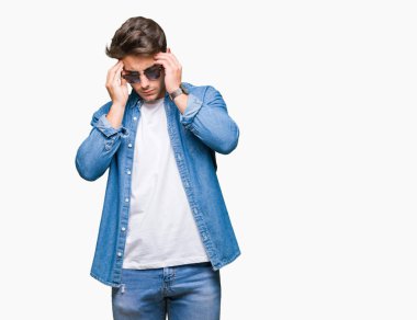 Genç yakışıklı adam giyen güneş gözlüğü bitti çünkü arka plan baş baş ağrısı için el ile izole stres. Migren muzdarip.