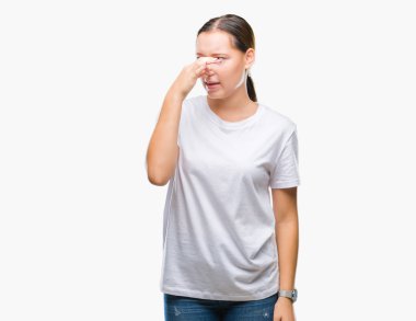 Genç güzel beyaz bir kadın bir şey pis ve iğrenç kokulu izole arka plan, dayanılmaz koku, holding nefes burun parmaklar ile. Kötü kokuyor kavramı.