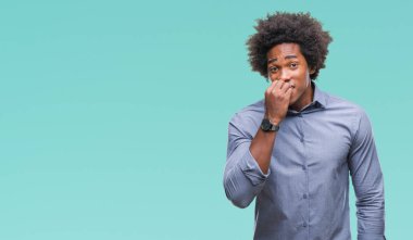 Afro Amerikalı adam stresli ve gergin ile izole arka plan üzerinde tırnak ısırma dudaklarından eller. Anksiyete sorunu.