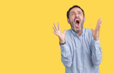 İzole arka plan çılgın ve kızgın bağırarak ve agresif ifade ve silah kaldırdı bağırmaya yakışıklı orta yaş zarif komuta sizde. Hayal kırıklığı kavramı.