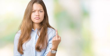 İzole arka plan gösteren orta parmak, ifade kaba ve kaba Siktir genç güzel esmer iş kadın