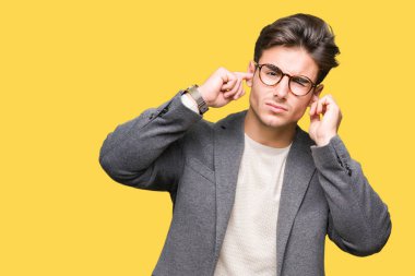 Yüksek sesle müzik gürültü rahatsız ifade parmaklarıyla kulaklarıyla kapsayan izole arka plan üzerinde gözlük takan genç iş adamı. Sağır kavramı.