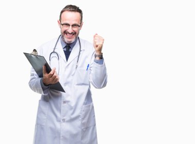 Orta yaş üst düzey ağarmış Doktor adam holding Pano gurur çığlık ve zafer ve başarı çok heyecanlı, duygu tezahürat kutluyor izole arka plan üzerinde