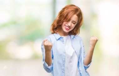 Gülümseyen ve başarı için çığlık genç güzel iş kadın yüzünden izole arka plan çok mutlu ve heyecanlı kaldırdı, silah ile kazanan jest yapıyor. Kutlama kavramı.