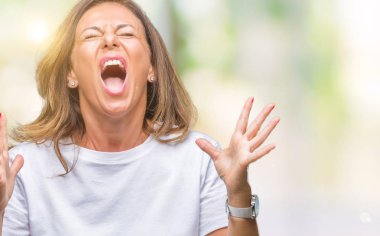 İzole arka plan çılgın ve kızgın bağırarak ve agresif ifade ve silah kaldırdı bağırmaya orta yaş İspanyol kadın kıdemli. Hayal kırıklığı kavramı.