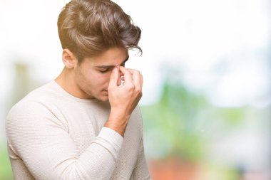 İzole arka burun ve göz yorgunluğu ve baş ağrısı duygu sürtünme yorgun genç yakışıklı adam. Stres ve hayal kırıklığı kavramı.