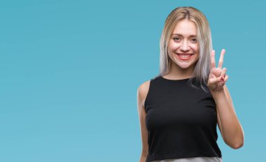 Sarışın genç kadın üzerinde gösterilen ve parmakları ile işaret izole arka plan ikincisi ise kendinden emin ve mutlu gülümseyerek.