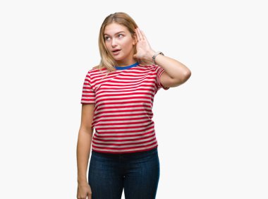 Bir işitme söylenti ya da dedikodu için dinleme kulak üzerinde el ile gülümseyen izole arka plan üzerinde beyaz kadın. Sağırlık kavramı.