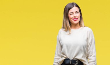 Genç güzel kadın seksi bir ifadeyle, neşeli ve mutlu yüzünü kameraya bakarak göz kırpıyor izole arka plan üzerinde rahat beyaz kazak.