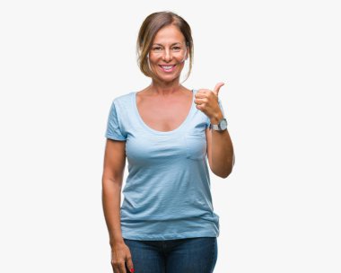 Orta yaş İspanyol kadın kıdemli mutlu yaşasın el ile jest yapıyor izole arka plan üzerinde. Kameraya bakarak başarı gösteren ile ifade onaylama.