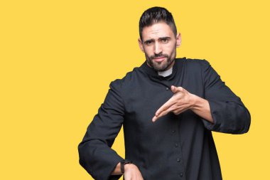 Genç Hıristiyan rahip acele işaretleme izlemek için zaman, sabırsızlık, üzgün ve kızgın son tarih gecikme için izole arka plan üzerinde