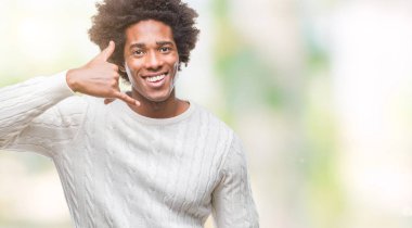 Afro Amerikalı adam yapıyor gülümseyen izole arka plan üzerinde telefon hareketi ile el ve parmak telefonda konuşuyor gibi. Kavramları iletişim.