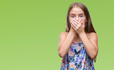 İzole arka plan ağız hata için elleriyle kapsayan şok üzerinde renkli elbise genç güzel kız. Gizli kavramı.