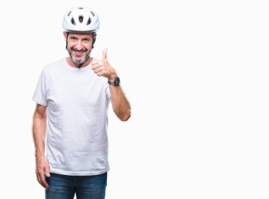 Bisiklet Emanet helment giyen orta yaş üst düzey ağarmış bisikletçi adam arka plan hareketi el ile mutlu yaşasın yapıyor izole. Kameraya bakarak başarı gösteren ile ifade onaylama.