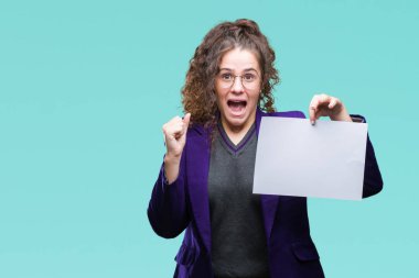 Boş kağıt gurur çığlık ve zafer ve başarı çok heyecanlı, kutluyor izole arka plan üzerinde tutan okul üniforması giyen genç esmer öğrenci kız duygu tezahürat