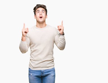 Yakışıklı delikanlı izole arka plan üzerinden hayran ve yukarıya bakıp parmakları ile işaret şaşırttı ve silah kaldırdı.