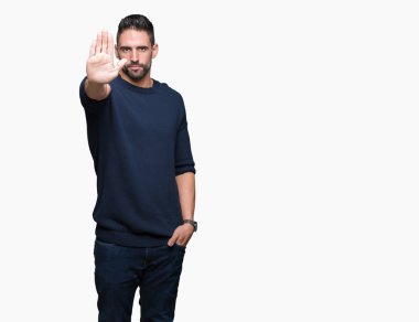 Elin avuç durağı şarkı yapıyor izole arka plan üzerinde kazak giyen genç yakışıklı adam. Negatif ve ciddi bir jest yüz ifadesiyle uyarı.