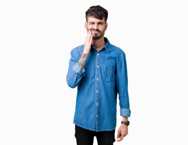 Yakışıklı delikanlı diş ağrısı veya dişlerde dişlerle ilgili hastalık nedeniyle ağız acı ifadesi ile el ile dokunmak izole arka plan üzerinde. Diş hekimi kavramı.