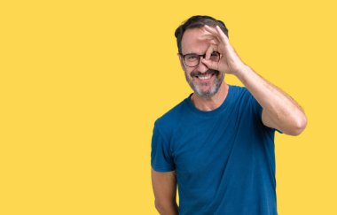 Yakışıklı orta yaş ağarmış komuta sizde gülümseyen, parmakları ile mutlu yüz üzerinden seyir göz el ile ok jest yapıyor izole arka plan üzerinde gözlük nedir.